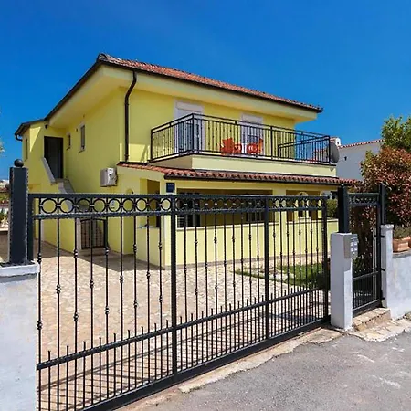 Apartment 4 Bedroom Gorgeous In