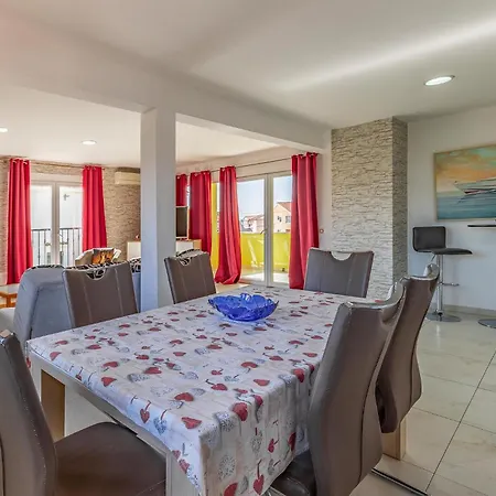 4 Bedroom Gorgeous In Apartment *