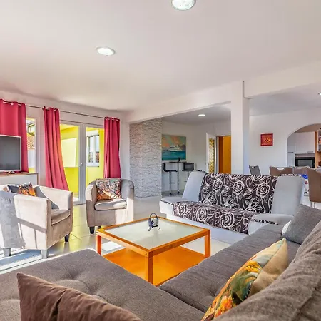 4 Bedroom Gorgeous In Apartment *
