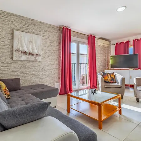 Apartment 4 Bedroom Gorgeous In *