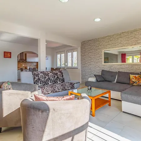 4 Bedroom Gorgeous In Apartment Medulin
