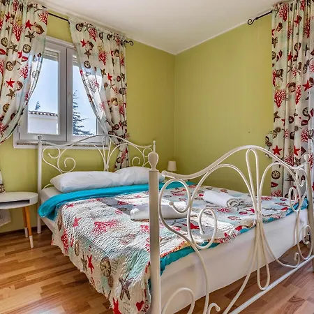 4 Bedroom Gorgeous In Apartment